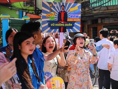 Niềm vui của phụ huynh khi thấy thí sinh hoàn thành môn thi. Ảnh: Khánh Hòa/TTXVN