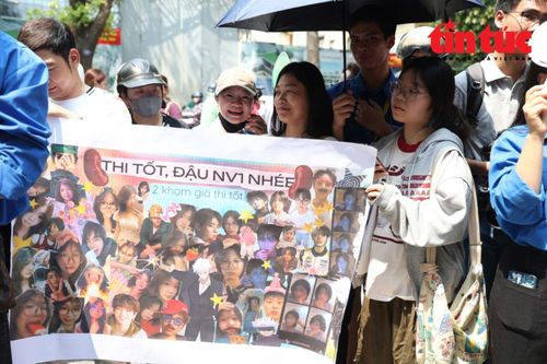 Phụ huynh động viên con ở cổng điểm thi.