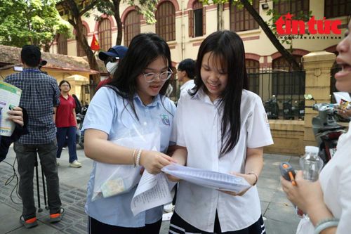 Thí sinh cùng trao đổi bên ngoài điểm thi Trường THPT Trần Phú - Hoàn Kiếm.