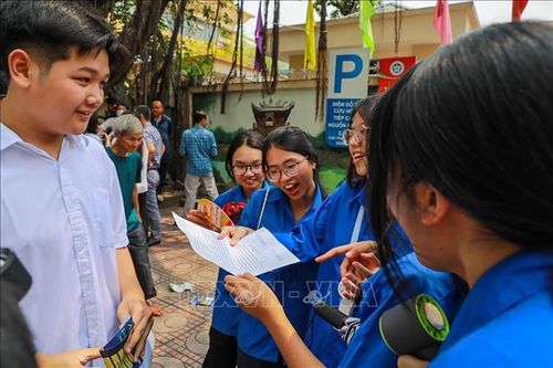 Thí sinh tại điểm thi trường THCS Ngô Quyền (phường Bạch Mai) thể hiện sự phấn khởi sau khi hoàn thành tốt bài thi môn Toán. Ảnh: Khánh Hòa/TTXVN
