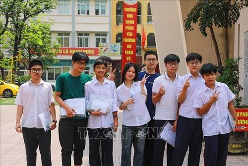 Thí sinh tại điểm thi trường THCS Ngô Quyền (phường Bạch Mai) hoàn thành Kỳ thi tuyển sinh lớp 10 Trung học phổ thông công lập năm học 2026 - 2027. Ảnh: Khánh Hòa/TTXVN