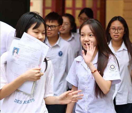 Thí sinh phấn khởi hoàn thành môn thi cuối cùng Kỳ thi tuyển sinh lớp 10 Trung học phổ thông công lập năm học 2026 - 2027. Ảnh: Thanh Tùng/TTXVN