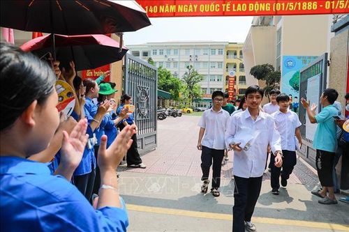 Thí sinh tại điểm thi trường THCS Ngô Quyền (phường Bạch Mai) hoàn thành môn thi cuối cùng Kỳ thi tuyển sinh lớp 10. Ảnh: Khánh Hòa/TTXVN