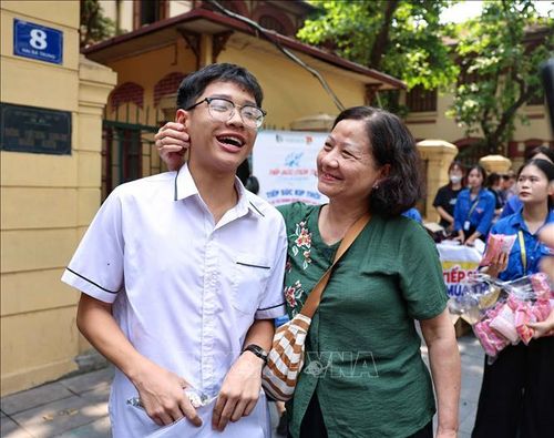 Phụ huynh, người thân rạng rỡ đón thí sinh tại điểm thi Trường THPT Trần Phú – Hoàn Kiếm sau môn thi cuối. Ảnh: Thanh Tùng/TTXVN
