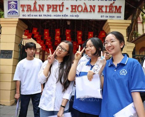 Thí sinh phấn khởi hoàn thành môn thi cuối cùng Kỳ thi tuyển sinh lớp 10 Trung học phổ thông công lập năm học 2026 - 2027. Ảnh: Thanh Tùng/TTXVN
