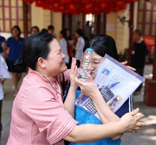 Phụ huynh, người thân rạng rỡ đón thí sinh tại điểm thi Trường THPT Trần Phú – Hoàn Kiếm sau môn thi cuối. Ảnh: Thanh Tùng/TTXVN