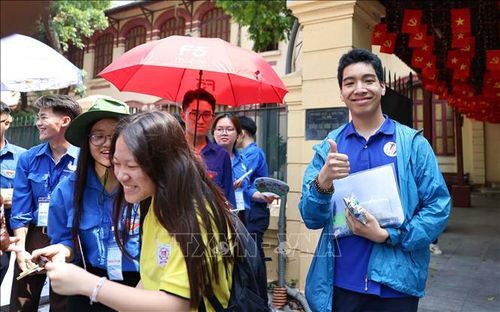 Thí sinh phấn khởi hoàn thành môn thi cuối cùng Kỳ thi tuyển sinh lớp 10 Trung học phổ thông công lập năm học 2026 - 2027. Ảnh: Thanh Tùng/TTXVN