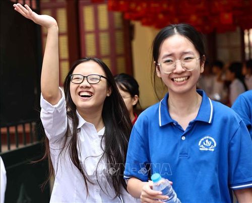 Thí sinh phấn khởi hoàn thành môn thi cuối cùng Kỳ thi tuyển sinh lớp 10 Trung học phổ thông công lập năm học 2026 - 2027. Ảnh: Thanh Tùng/TTXVN