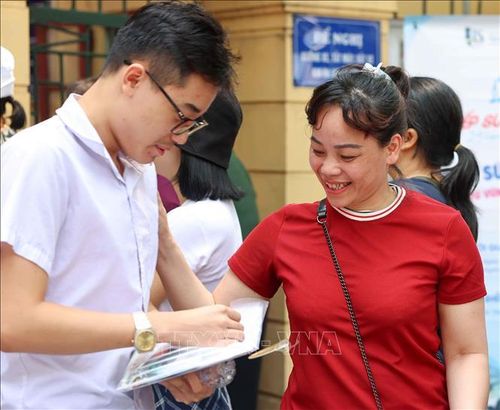 Phụ huynh, người thân rạng rỡ đón thí sinh tại điểm thi Trường THPT Trần Phú – Hoàn Kiếm sau môn thi cuối. Ảnh: Thanh Tùng/TTXVN