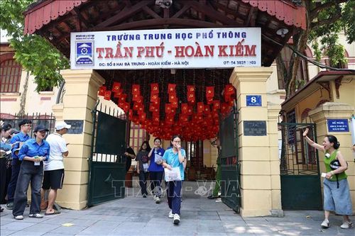 Thí sinh đầu tiên ra khỏi điểm thi Trường THPT Trần Phú – Hoàn Kiếm sau môn thi cuối. Ảnh: Thanh Tùng/TTXVN