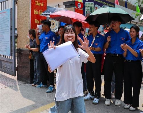 Thí sinh tại điểm thi trường THCS Ngô Quyền (phường Bạch Mai) phấn khởi sau khi hoàn thành Kỳ thi. Ảnh: Khánh Hòa/TTXVN