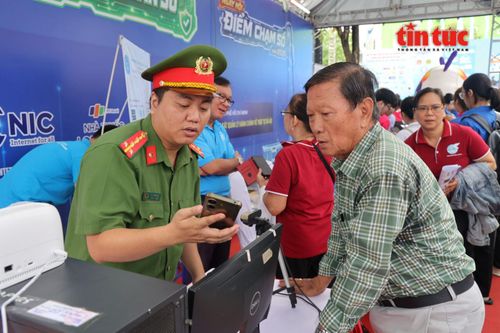 Ông Nguyễn Hiệp Liệt được hướng dẫn các tiện ích số tại Ngày hội “Điểm chạm số 2026”.