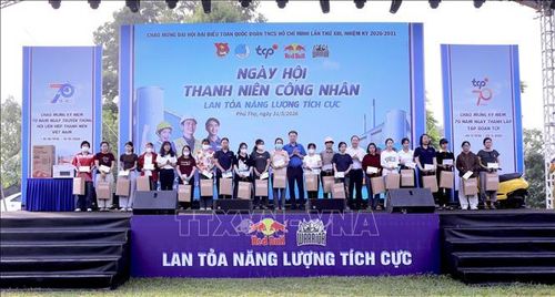 Ban tổ chức trao quà hỗ trợ cho 20 thanh niên công nhân có hoàn cảnh khó khăn tại Ngày hội “Thanh niên công nhân – Lan tỏa năng lượng tích cực” năm 2026. Ảnh: Hoàng Hùng/TTXVN