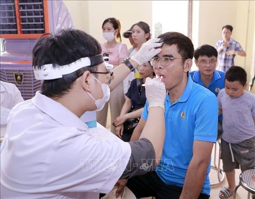 Bác sĩ thực hiện khám tai, mũi, họng cho công nhân tại Ngày hội Thanh niên công nhân năm 2026. Ảnh: Hoàng Hùng/TTXVN