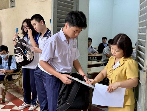Học sinh chờ làm thủ tục vào phòng thi tại điểm Trường THPT chuyên Lê Hồng Phong.