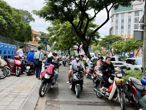 Phụ huynh học sinh đồng hành với các em tại các điểm thi.