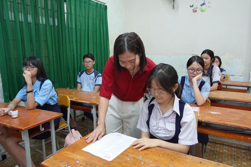 Giám thị tại điểm Trường THCS Lê Quý Đôn hướng dẫn thí sinh kiểm tra lại thông tin cho chính xác.