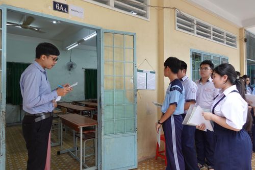 Học sinh chờ làm thủ tục vào phòng thi tại điểm Trường THCS Lê Quý Đôn.