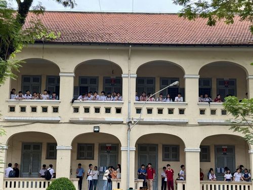 Thí sinh có mặt từ sớm tại điểm Trường THPT chuyên Lê Hồng Phong.