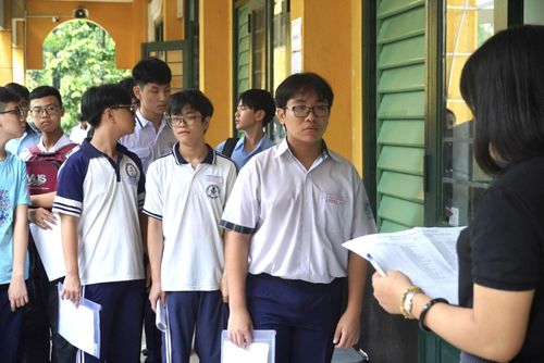 Học sinh chờ làm thủ tục vào phòng thi tại điểm Trường THPT Trưng Vương.