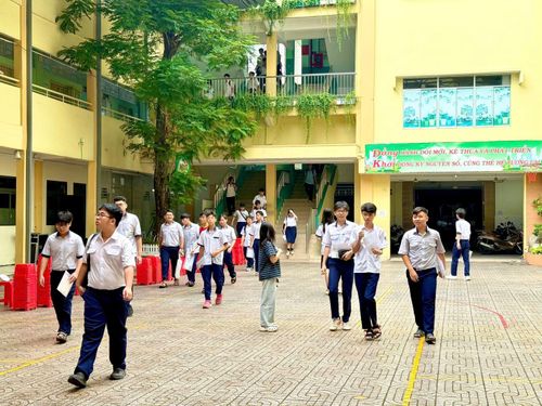 Thí sinh trước giờ làm thủ tục tại điểm thi Trường THCS Đồng Khởi.