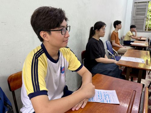 Gia Phú, học sinh lớp 9/16 Trường THCS Lê Anh Xuân (phường Phú Thọ Hòa) tranh thủ mang đề cương ôn tập thêm môn Văn trong lúc chờ làm thủ tục thi.