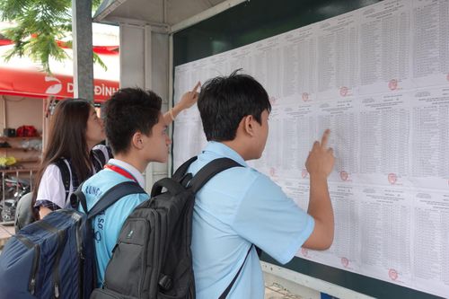 Thí sinh xem thông tin hướng dẫn tại điểm thi Trường THCS Lê Quý Đôn (phường Thủ Đức).