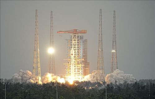 Tên lửa đẩy Trường Chinh - 8A mang theo chùm vệ tinh Internet rời bệ phóng tại bãi phóng tàu vũ trụ ở tỉnh Hải Nam, Trung Quốc ngày 26/12/2025. Ảnh tư liệu: THX/TTXVN