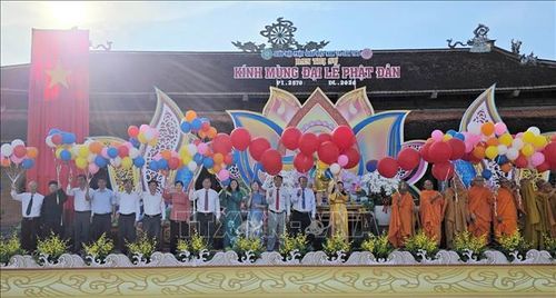 Chư tôn Giáo phẩm cùng đại diện lãnh đạo các cấp thực hiện nghi thức thả bóng bay cầu hòa bình. Ảnh: Ngọc Thiện/TTXVN