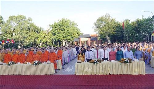 Các đại biểu thực hiện nghi thức chào Quốc kỳ, Đạo kỳ.