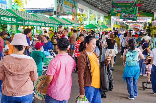 Đông đảo người dân và du khách tham quan, mua sắm trái cây tại Lễ hội Trái cây Nam Bộ 2026 ở Khu du lịch văn hóa Suối Tiên.