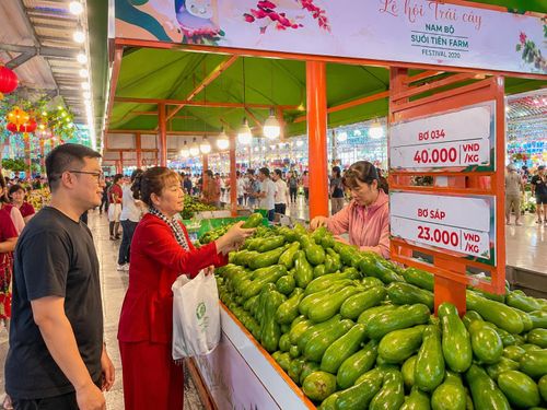 Các gian hàng trái cây luôn có khách ngay trong ngày đầu khai mạc lễ hội.