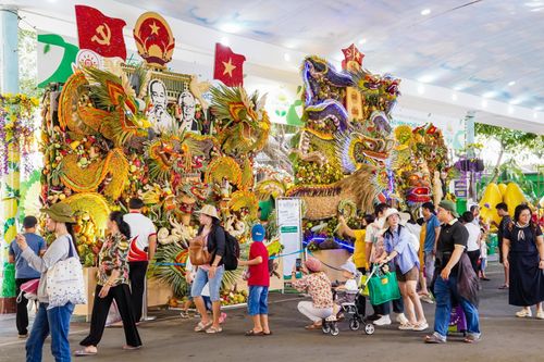 Khu vực trưng bày tạo hình trái cây nghệ thuật cũng là điểm hút khách.
