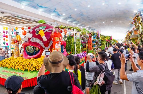 Không khí nhộn nhịp tại khu vực bán trái cây khi hàng nghìn người đổ về Khu du lịch văn hóa Suối Tiên dịp cuối tuần.