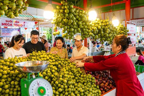 Các loại trái cây mùa hè như: bơ sáp, măng cụt, sầu riêng được nhiều gia đình lựa chọn mua thưởng thức tại chỗ.