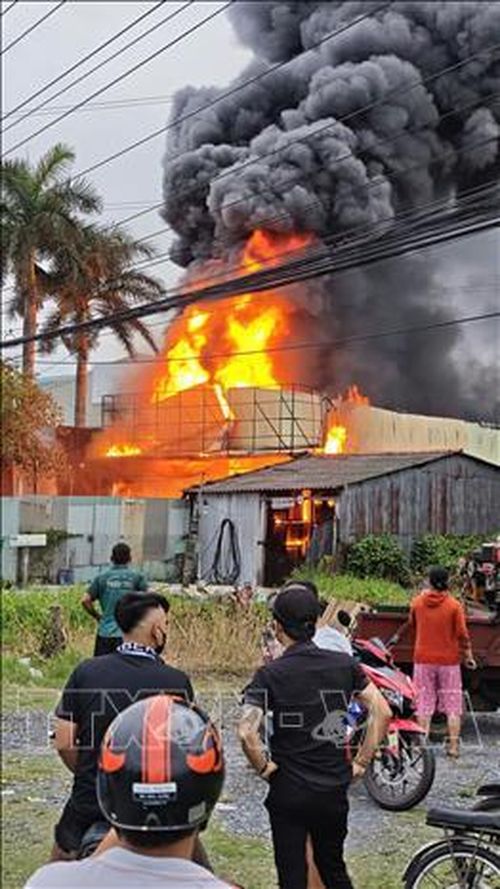 Ngọn lửa bùng phát dữ dội tại kho chứa phế liệu ven Quốc lộ 1, ấp Bình Nghị, xã Nhựt Tảo, tỉnh Tây Ninh chiều 31/5, tạo cột khói đen cao hàng chục mét. Ảnh: TTVXN phát