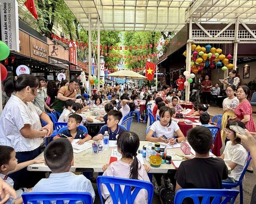 Không khí vui tươi rộn ràng tại Đường sách TP Hồ Chí Minh với cuộc thi vẽ tranh “Sắc màu Việt Nam”.