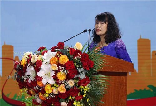 Đại diện gia đình văn hóa tiêu biểu được tỉnh Lâm Đồng tôn vinh phát biểu tại chương trình.
