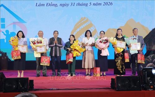 Các gia đình văn hóa tiêu biểu được tỉnh Lâm Đồng tôn vinh vì có nhiều đóng góp trong xây dựng gia đình no ấm, tiến bộ, hạnh phúc, văn minh và phát triển cộng đồng.