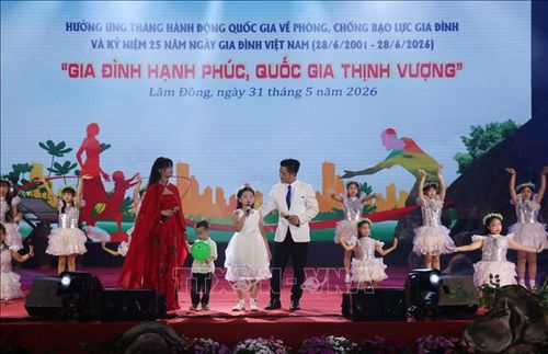 Tiết mục văn nghệ chào mừng tại Chương trình kỷ niệm 25 năm Ngày Gia đình Việt Nam diễn ra tối 31/5 tại phường Đông Gia Nghĩa, tỉnh Lâm Đồng.