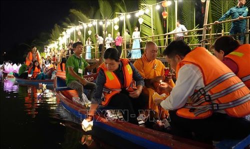 Các đại biểu tham dự thả hoa đăng trên sông Kinh.