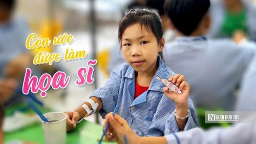 Cô bé Sa Thị Hồng Anh say sưa tô vẽ và nuôi ước mơ trở thành họa sĩ trong tương lai.