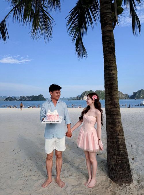 Hòa Minzy và chồng sắp cưới đón sinh nhật cùng nhau. Gia đình nhỏ của cô có chuyến du lịch biển nhân dịp đặc biệt này.