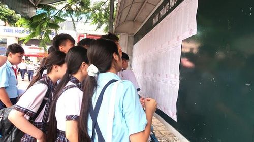 Các thí sinh đang xem thông tin của mình.
