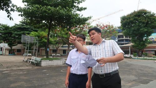 Thầy cô hướng dẫn cho các em vào đúng phòng thi.