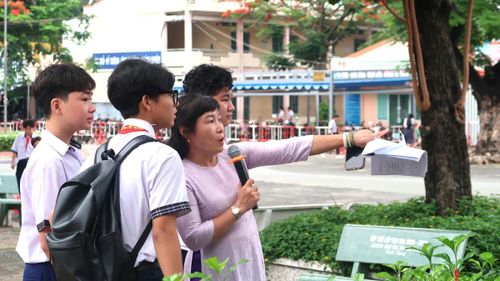 Cô Phan Thị Mỹ Trà, Hiệu trưởng Trường THCS Lê Quý Đôn (phường Thủ Đức, TPHCM) hướng dẫn cho các em tìm phòng thi.