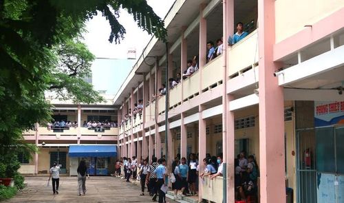 Thời tiết tại TPHCM khá mát mẻ trong ngày đầu đến trường làm thủ tục dự thi vào lớp 10 công lập.