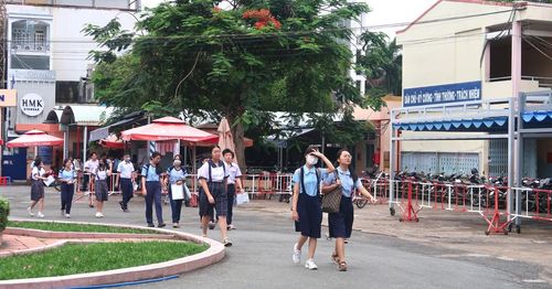 Thí sinh đến điểm thi Trường THCS Lê Quý Đôn (phường Thủ Đức, TPHCM).
