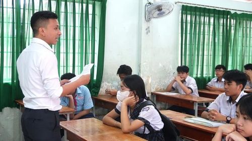 Thí sinh nghe phổ biến quy chế và chuẩn bị cho kỳ thi tuyển sinh lớp 10 năm học 2026-2027 chính thức diễn ra từ ngày mai (1/6).