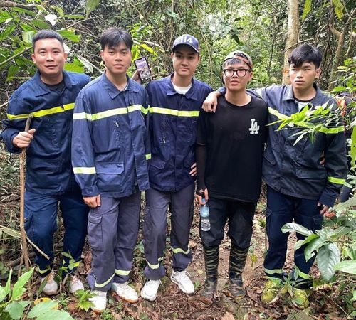Sinh viên Nguyễn Tuấn Anh (thứ hai từ phải sang) được tìm thấy trên núi Tam Đảo